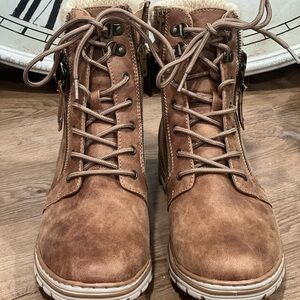 Cliffs by White Mountain Women’s Size 9.5 Distressed Ankle Boots